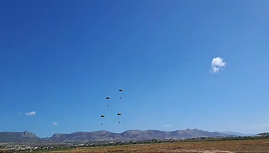 Εντυπωσιακές φωτογραφίες: Έλληνες και Αμερικανοί κομάντο πραγματοποιούν άλματα ελεύθερης πτώσης