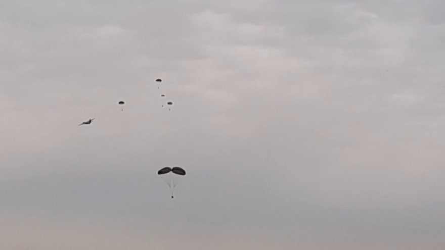 Εντυπωσιακές φωτογραφίες: Έλληνες και Αμερικανοί κομάντο πραγματοποιούν άλματα ελεύθερης πτώσης