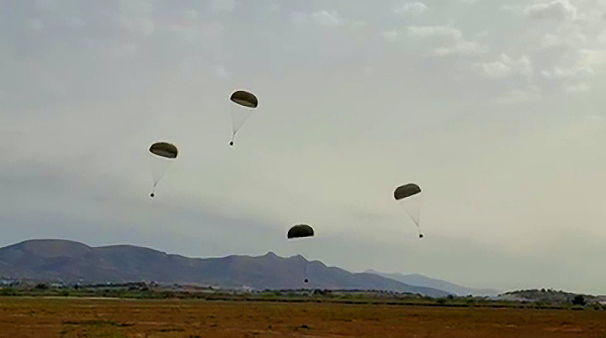 Εντυπωσιακές φωτογραφίες: Έλληνες και Αμερικανοί κομάντο πραγματοποιούν άλματα ελεύθερης πτώσης