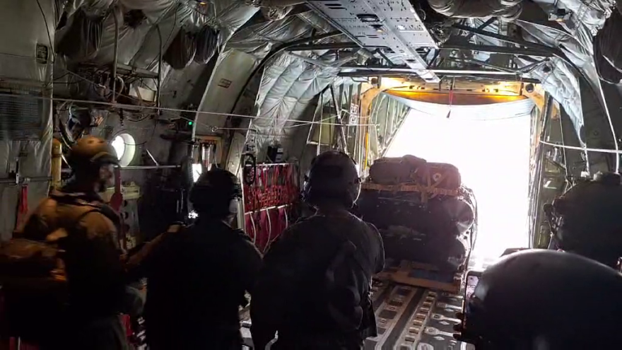 Εντυπωσιακές φωτογραφίες: Έλληνες και Αμερικανοί κομάντο πραγματοποιούν άλματα ελεύθερης πτώσης