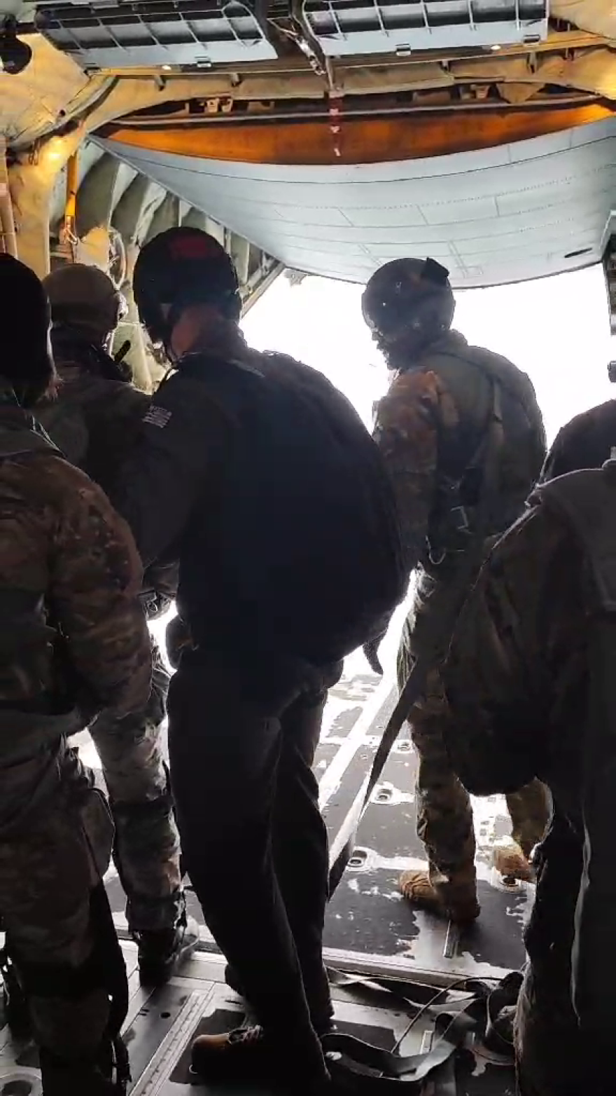 Εντυπωσιακές φωτογραφίες: Έλληνες και Αμερικανοί κομάντο πραγματοποιούν άλματα ελεύθερης πτώσης