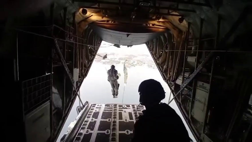 Εντυπωσιακές φωτογραφίες: Έλληνες και Αμερικανοί κομάντο πραγματοποιούν άλματα ελεύθερης πτώσης