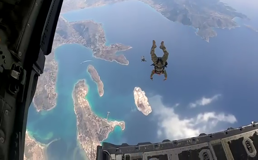 Εντυπωσιακές φωτογραφίες: Έλληνες και Αμερικανοί κομάντο πραγματοποιούν άλματα ελεύθερης πτώσης