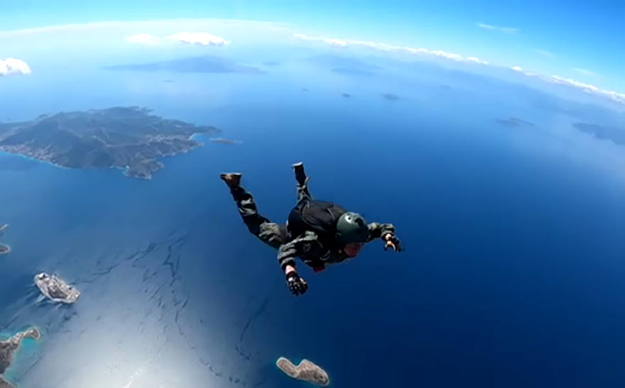Εντυπωσιακές φωτογραφίες: Έλληνες και Αμερικανοί κομάντο πραγματοποιούν άλματα ελεύθερης πτώσης