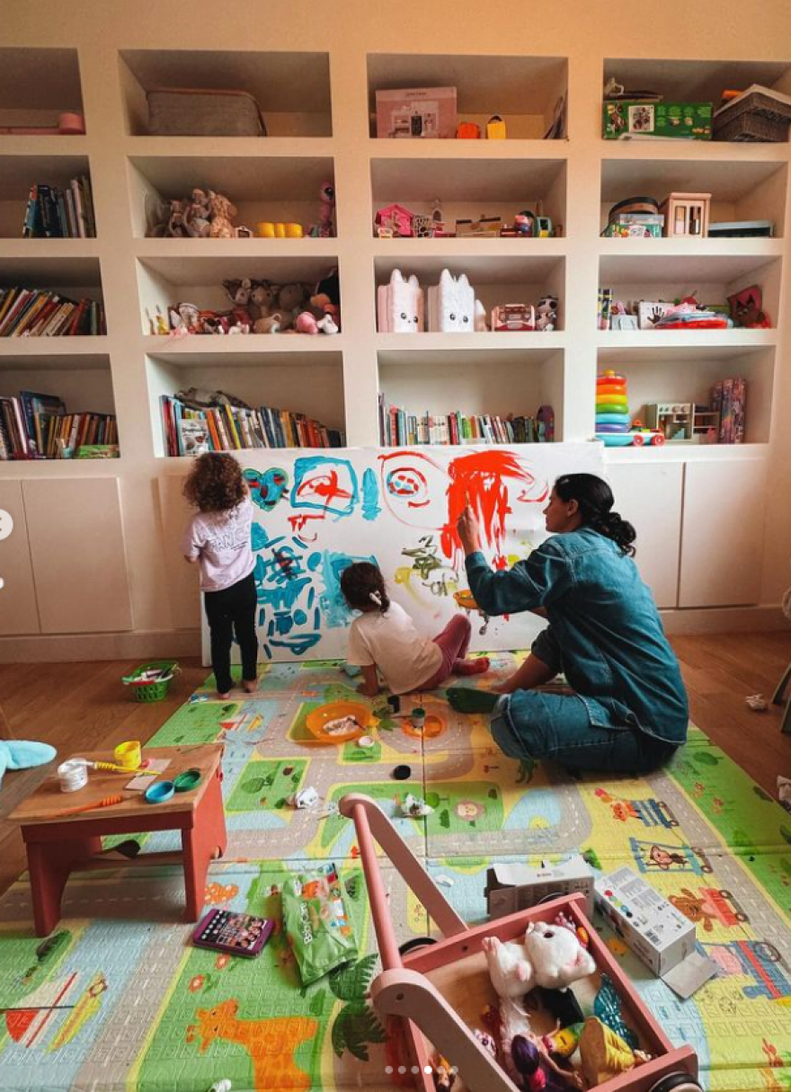 Χριστίνα Μπόμπα: Ποζάρει με μπογιές στο πρόσωπο ενώ οι κόρες της ζωγραφίζουν