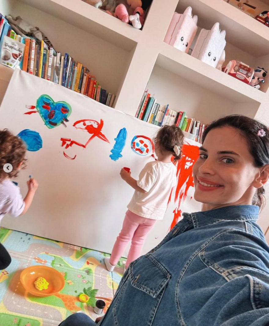 Χριστίνα Μπόμπα: Ποζάρει με μπογιές στο πρόσωπο ενώ οι κόρες της ζωγραφίζουν