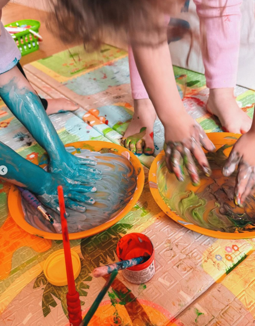 Χριστίνα Μπόμπα: Ποζάρει με μπογιές στο πρόσωπο ενώ οι κόρες της ζωγραφίζουν