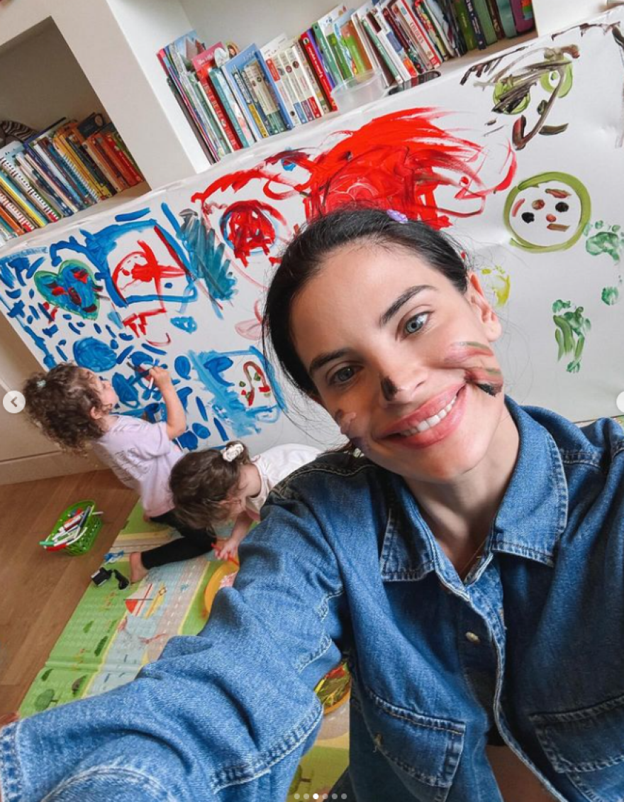 Χριστίνα Μπόμπα: Ποζάρει με μπογιές στο πρόσωπο ενώ οι κόρες της ζωγραφίζουν