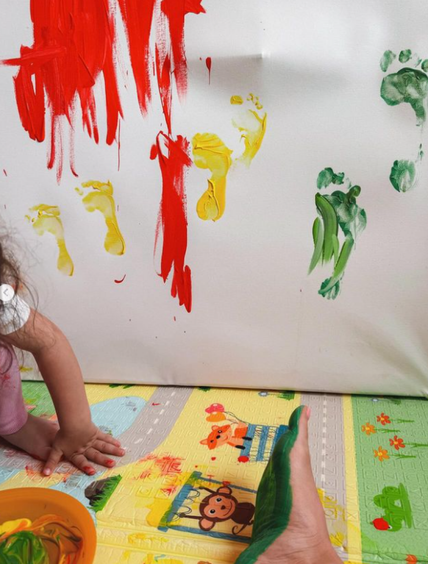 Χριστίνα Μπόμπα: Ποζάρει με μπογιές στο πρόσωπο ενώ οι κόρες της ζωγραφίζουν