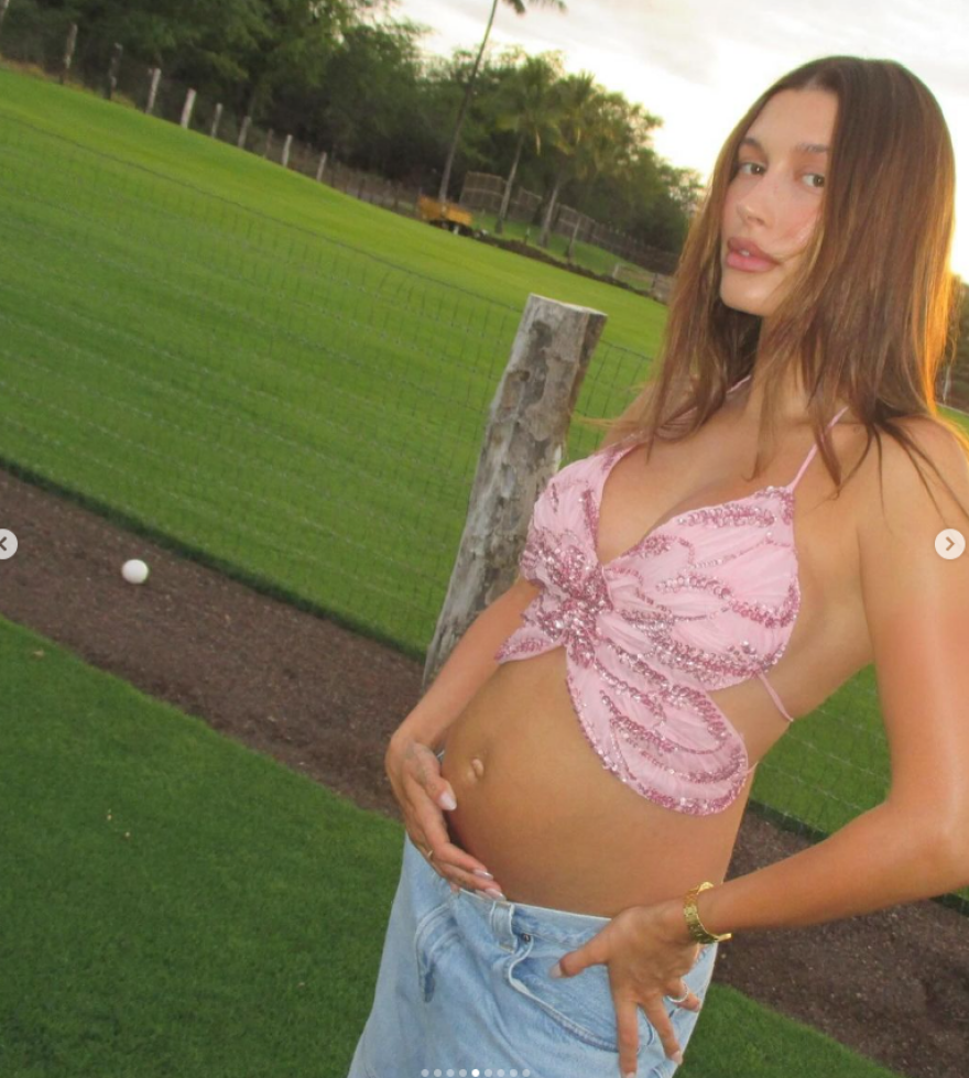 Χέιλι Μπίμπερ: Δείχνει τη φουσκωμένη της κοιλιά στο Instagram