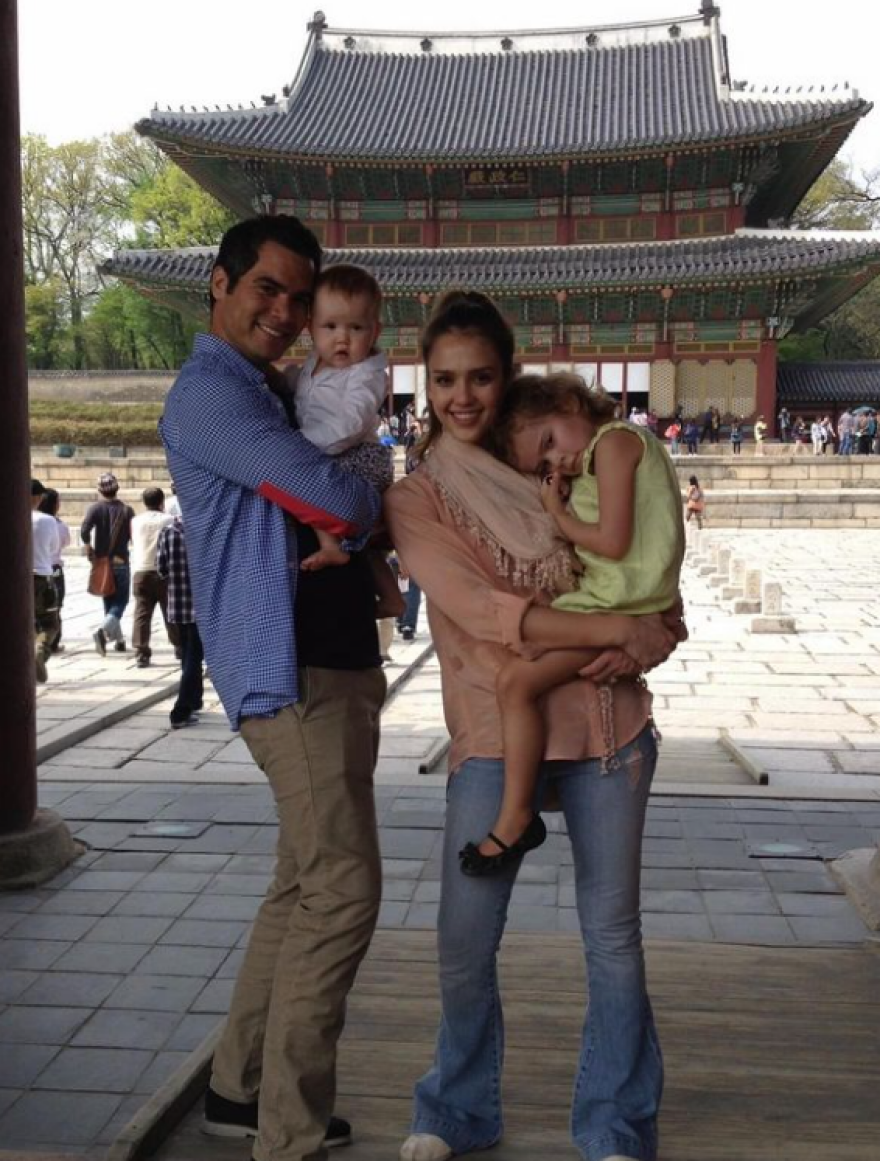 Τζέσικα Άλμπα: Γιορτάζει τη 16η επέτειο του γάμου της με τον Κας Γουόρεν