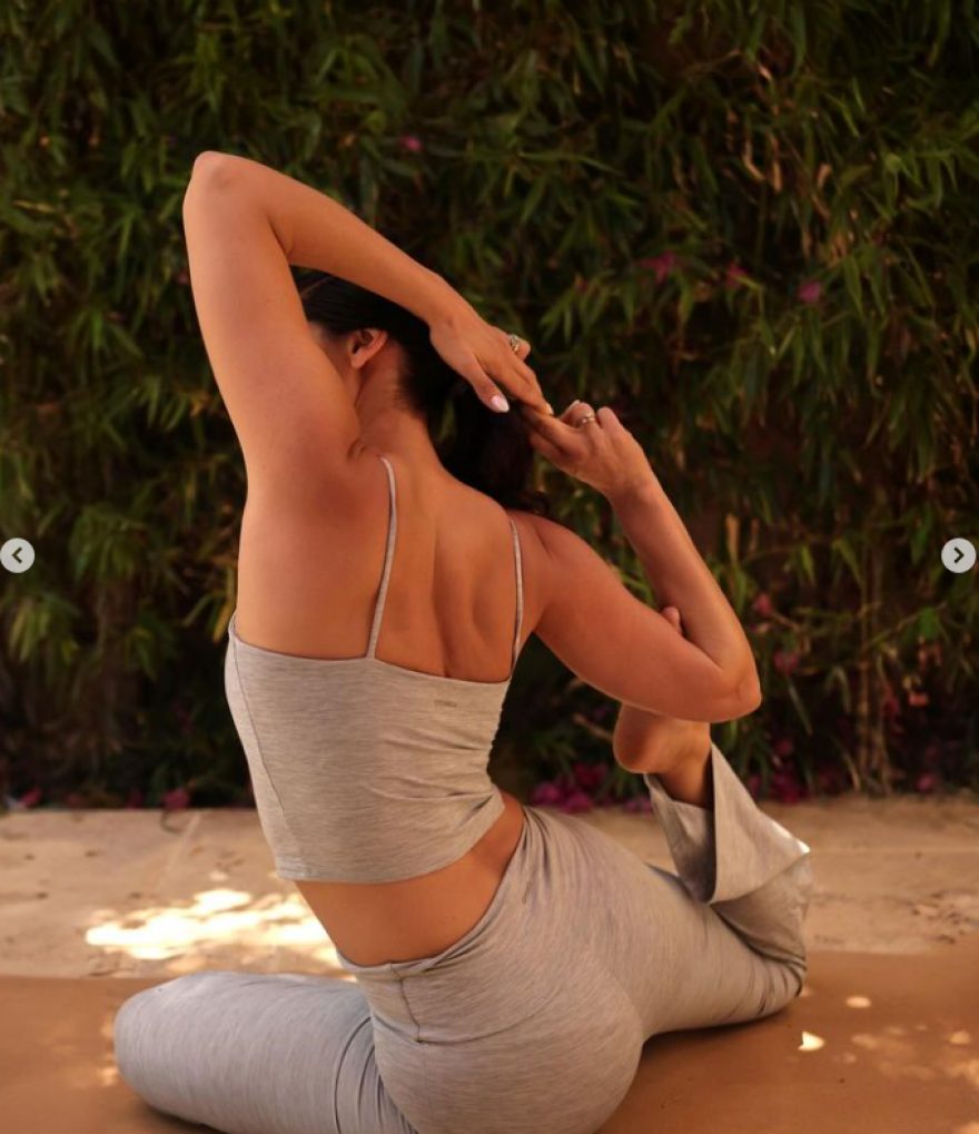 Χριστίνα Μπόμπα: Κάνει γιόγκα στην αυλή της - Δείτε τις φωτογραφίες