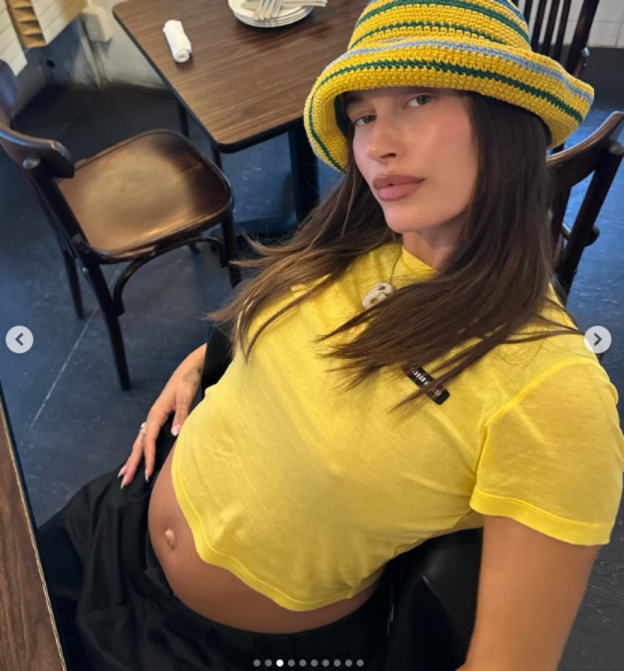 Χέιλι Μπίμπερ: Δημοσίευσε νέες φωτογραφίες με τη φουσκωμένη κοιλιά της