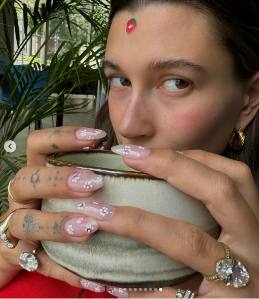 Χέιλι Μπίμπερ: Δημοσίευσε νέες φωτογραφίες με τη φουσκωμένη κοιλιά της