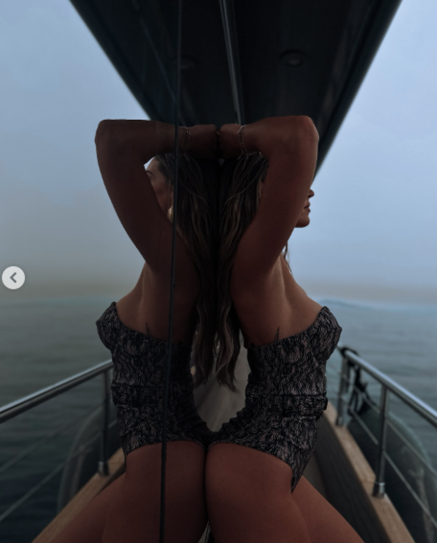 Αθηνά Οικονομάκου: Ποζάρει με μαγιό πάνω σε σκάφος - Δείτε τις φωτογραφίες