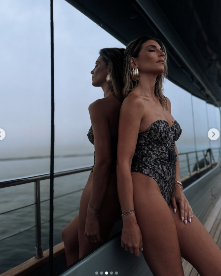 Αθηνά Οικονομάκου: Ποζάρει με μαγιό πάνω σε σκάφος - Δείτε τις φωτογραφίες