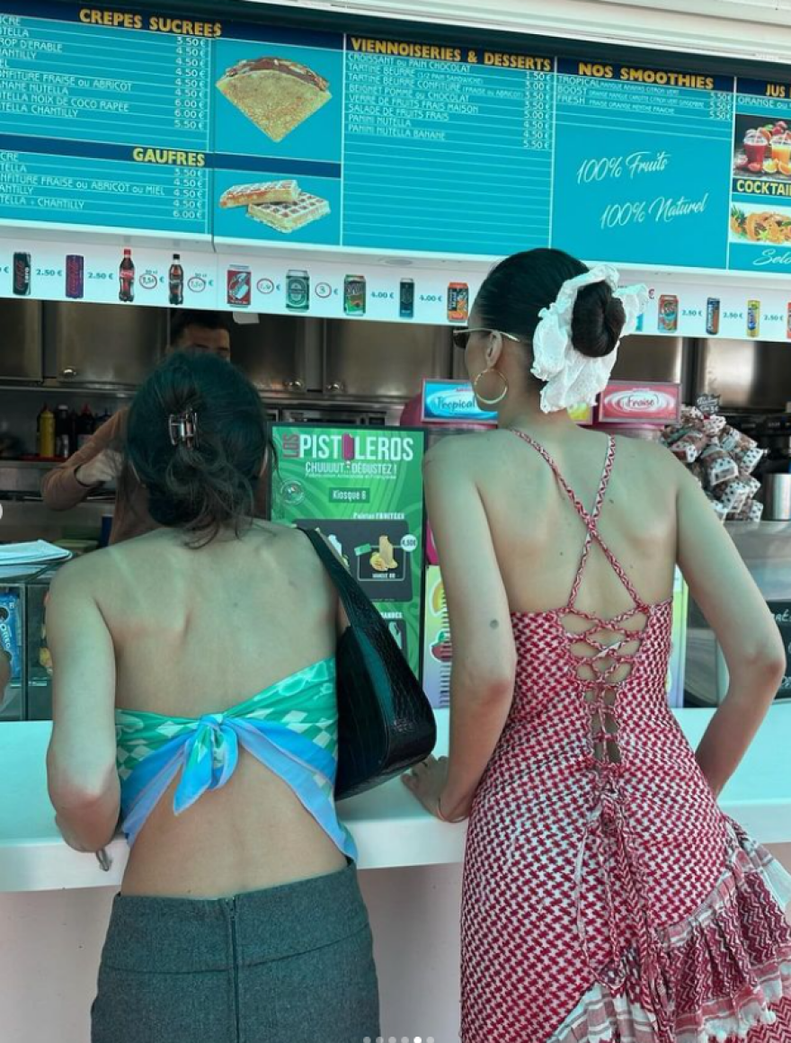 Μπέλα Χαντίντ: Ποζάρει με φόρεμα φτιαγμένο από παλαιστινιακό keffiyeh