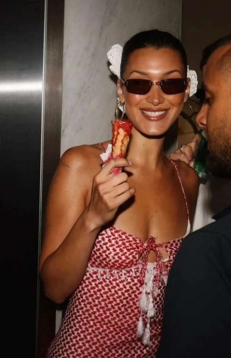 Μπέλα Χαντίντ: Ποζάρει με φόρεμα φτιαγμένο από παλαιστινιακό keffiyeh