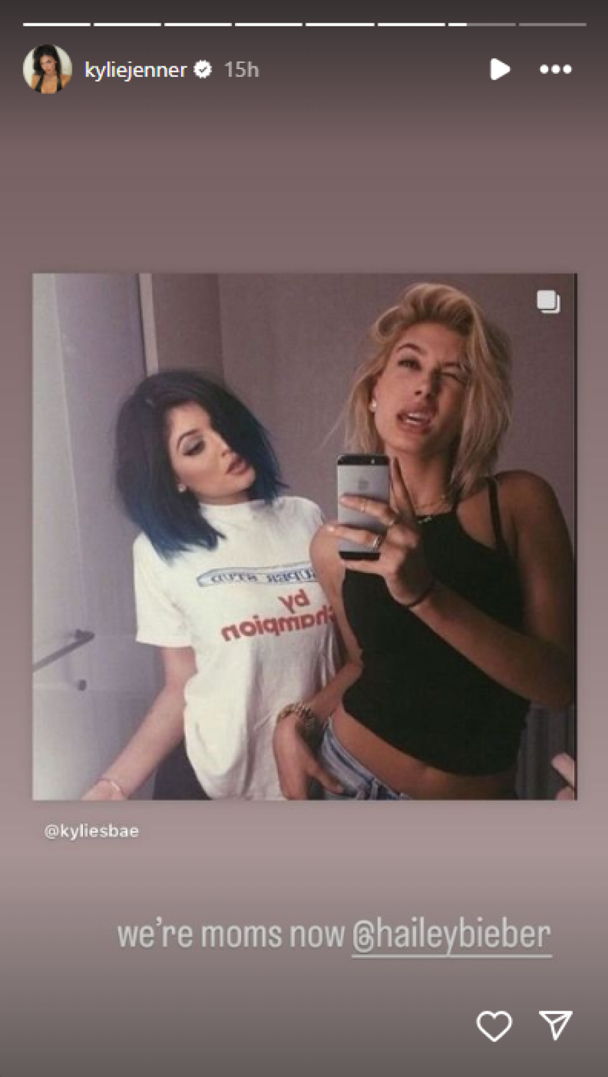 Κάιλι Τζένερ: Η φωτογραφία από τα παλιά με τη Χέιλι Μπίμπερ - Είμαστε μαμάδες τώρα, γράφει 