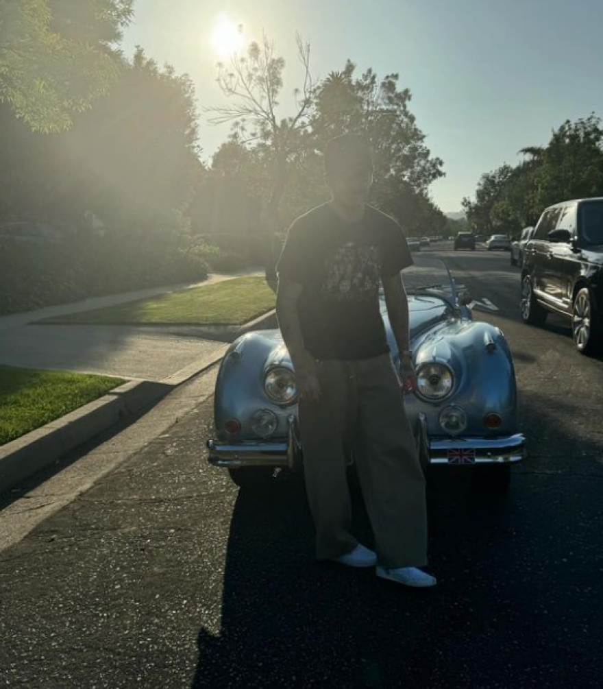 Ρομέο και Μπρούκλιν Μπέκαμ: Πόζαραν μέσα σε πολυτελές αυτοκίνητο και προκάλεσαν αντιδράσεις 