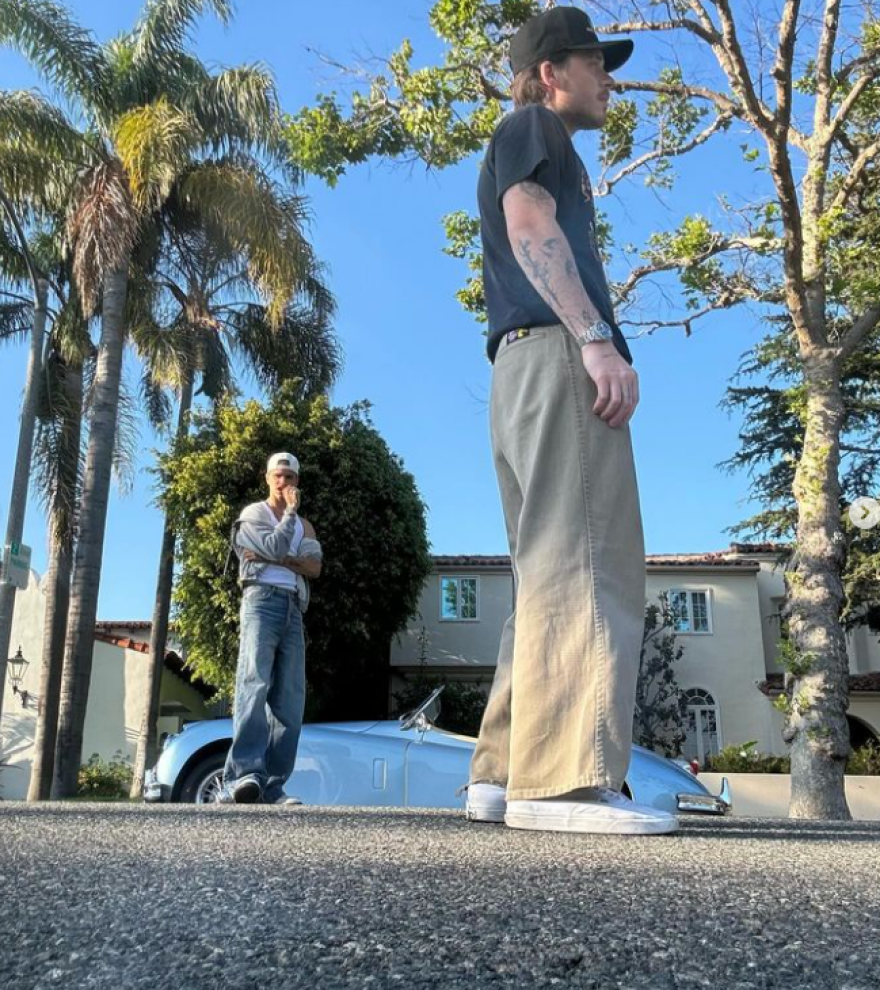 Ρομέο και Μπρούκλιν Μπέκαμ: Πόζαραν μέσα σε πολυτελές αυτοκίνητο και προκάλεσαν αντιδράσεις 