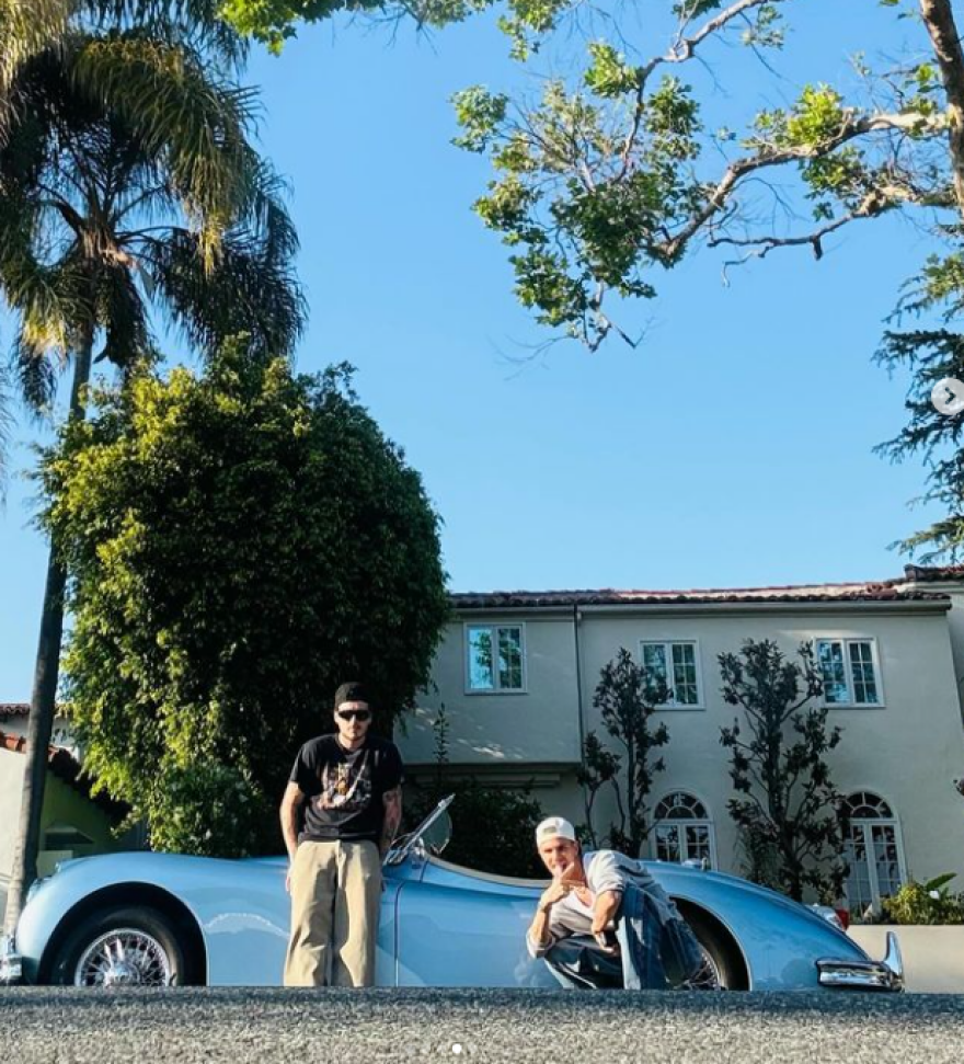 Ρομέο και Μπρούκλιν Μπέκαμ: Πόζαραν μέσα σε πολυτελές αυτοκίνητο και προκάλεσαν αντιδράσεις 