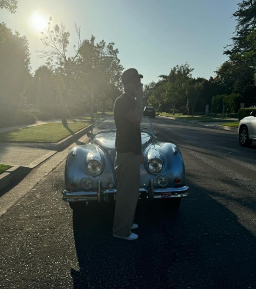 Ρομέο και Μπρούκλιν Μπέκαμ: Πόζαραν μέσα σε πολυτελές αυτοκίνητο και προκάλεσαν αντιδράσεις 