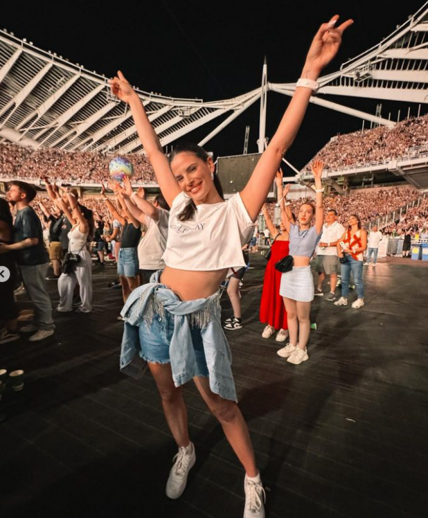 Χριστίνα Μπόμπα - Σάκης Τανιμανίδης: Αγκαλιά στους Coldplay το ζευγάρι - Δείτε το βίντεο