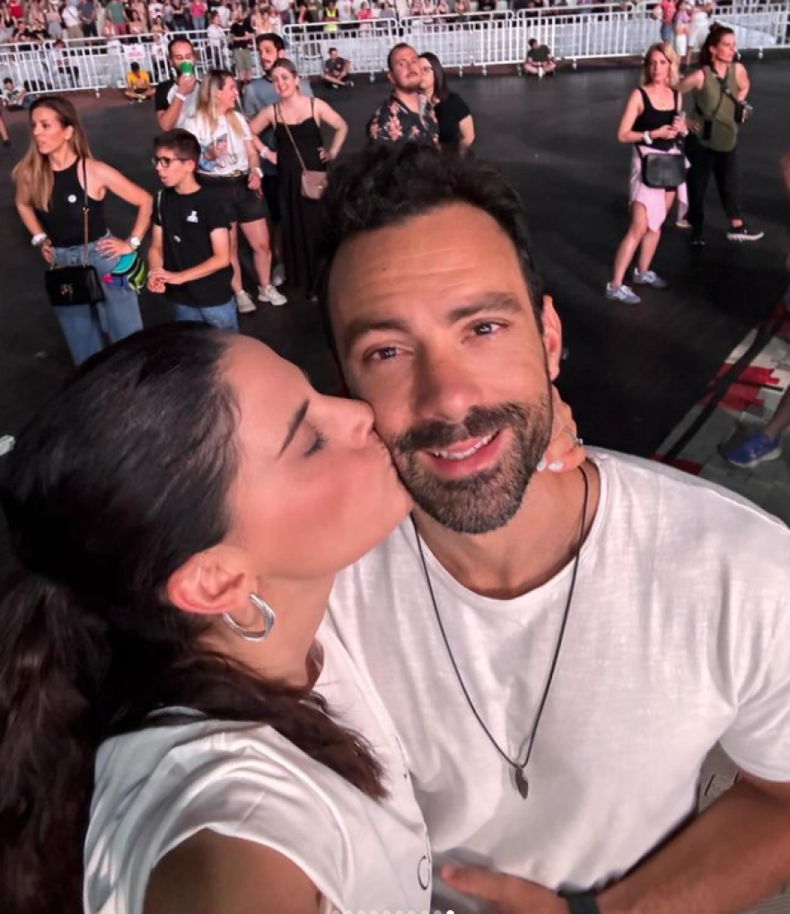 Χριστίνα Μπόμπα - Σάκης Τανιμανίδης: Αγκαλιά στους Coldplay το ζευγάρι - Δείτε το βίντεο