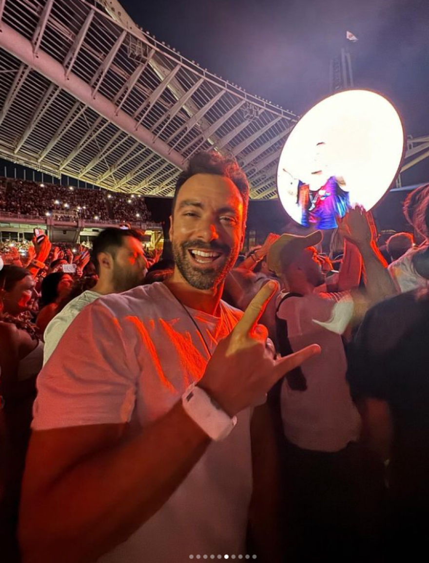 Χριστίνα Μπόμπα - Σάκης Τανιμανίδης: Αγκαλιά στους Coldplay το ζευγάρι - Δείτε το βίντεο