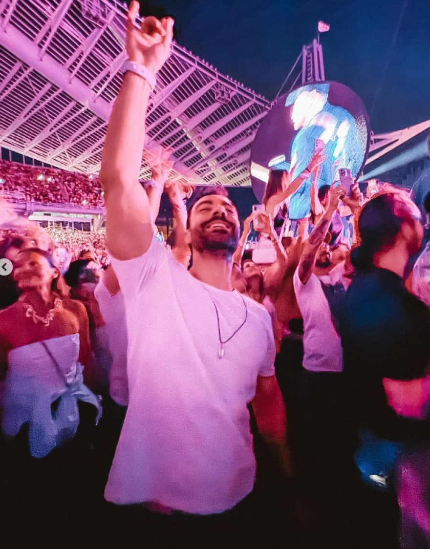 Χριστίνα Μπόμπα - Σάκης Τανιμανίδης: Αγκαλιά στους Coldplay το ζευγάρι - Δείτε το βίντεο