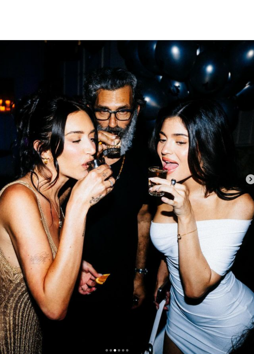 Κάιλι Τζένερ: Οι αγκαλιές της με τη Στέισι Καρανικολάου σε έξοδό τους