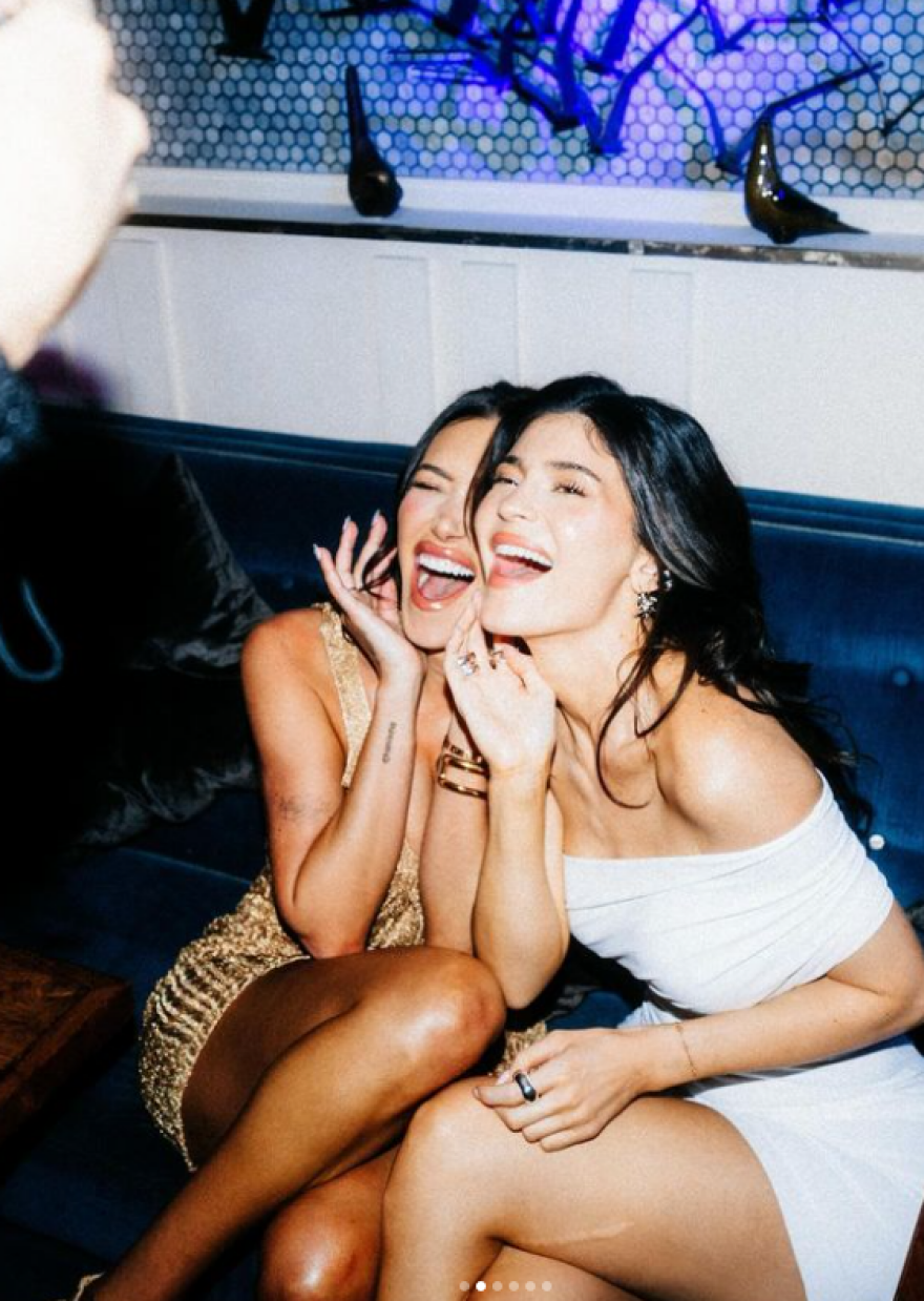 Κάιλι Τζένερ: Οι αγκαλιές της με τη Στέισι Καρανικολάου σε έξοδό τους