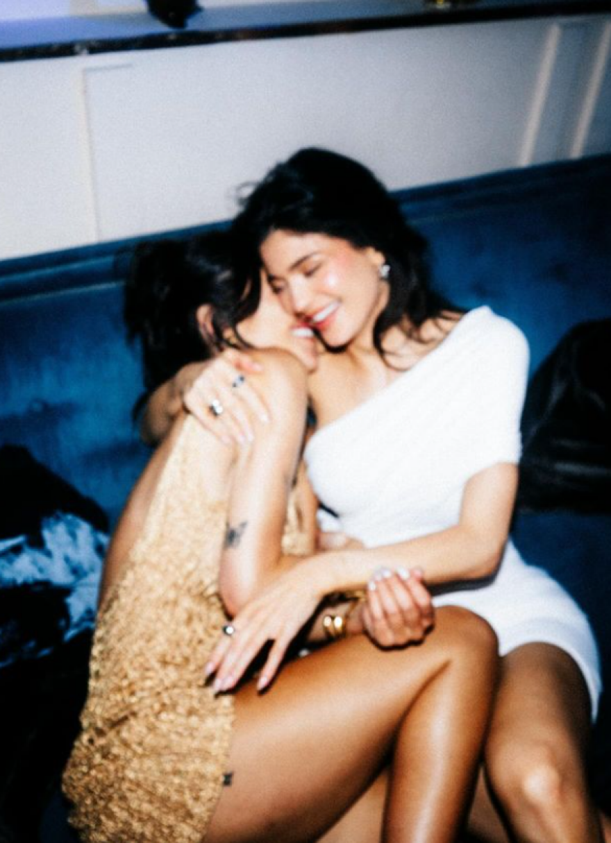 Κάιλι Τζένερ: Οι αγκαλιές της με τη Στέισι Καρανικολάου σε έξοδό τους