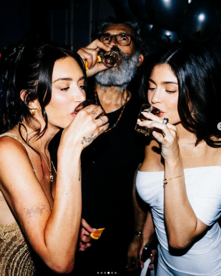 Κάιλι Τζένερ: Οι αγκαλιές της με τη Στέισι Καρανικολάου σε έξοδό τους