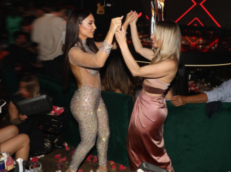 Ζέτα Θεοδωροπούλου – Παναγιώτης Ταχτσίδης: Διασκέδασαν στο ίδιο μαγαζί με διαφορετικές παρέες - Φωτογραφίες