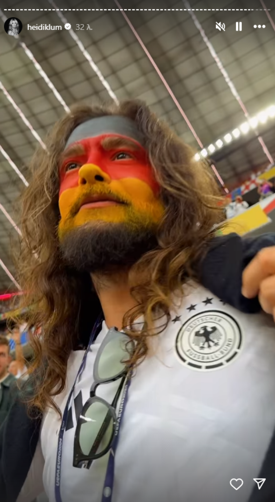 Χάιντι Κλουμ: Βάφτηκε στα χρώματα της σημαίας της Γερμανίας με τον σύζυγό της - Οι φωτογραφίες τους στο γήπεδο