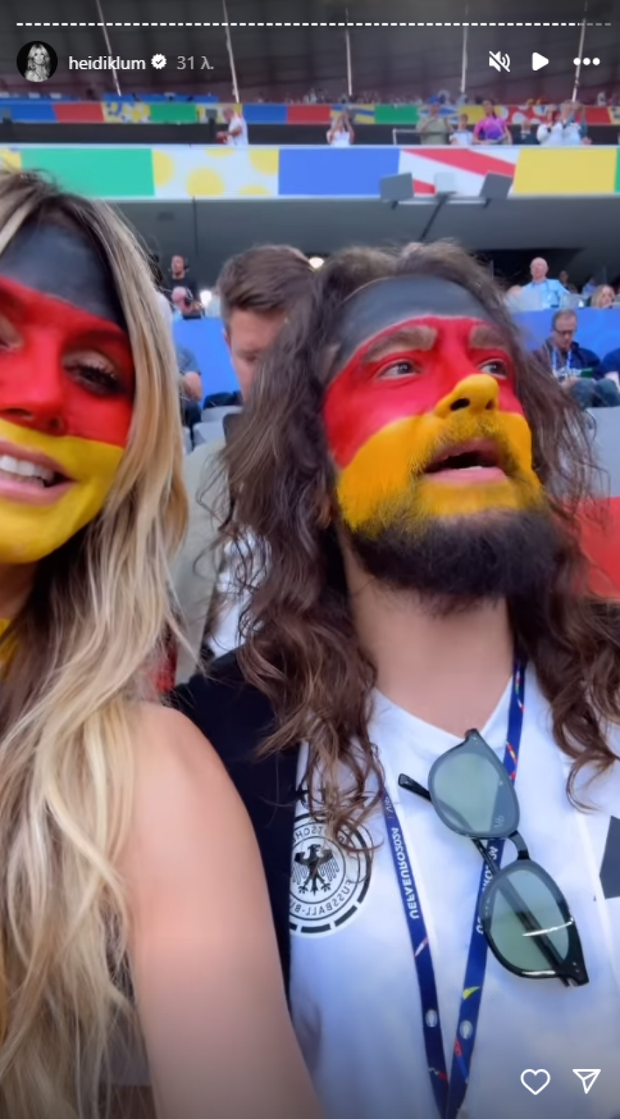 Χάιντι Κλουμ: Βάφτηκε στα χρώματα της σημαίας της Γερμανίας με τον σύζυγό της - Οι φωτογραφίες τους στο γήπεδο