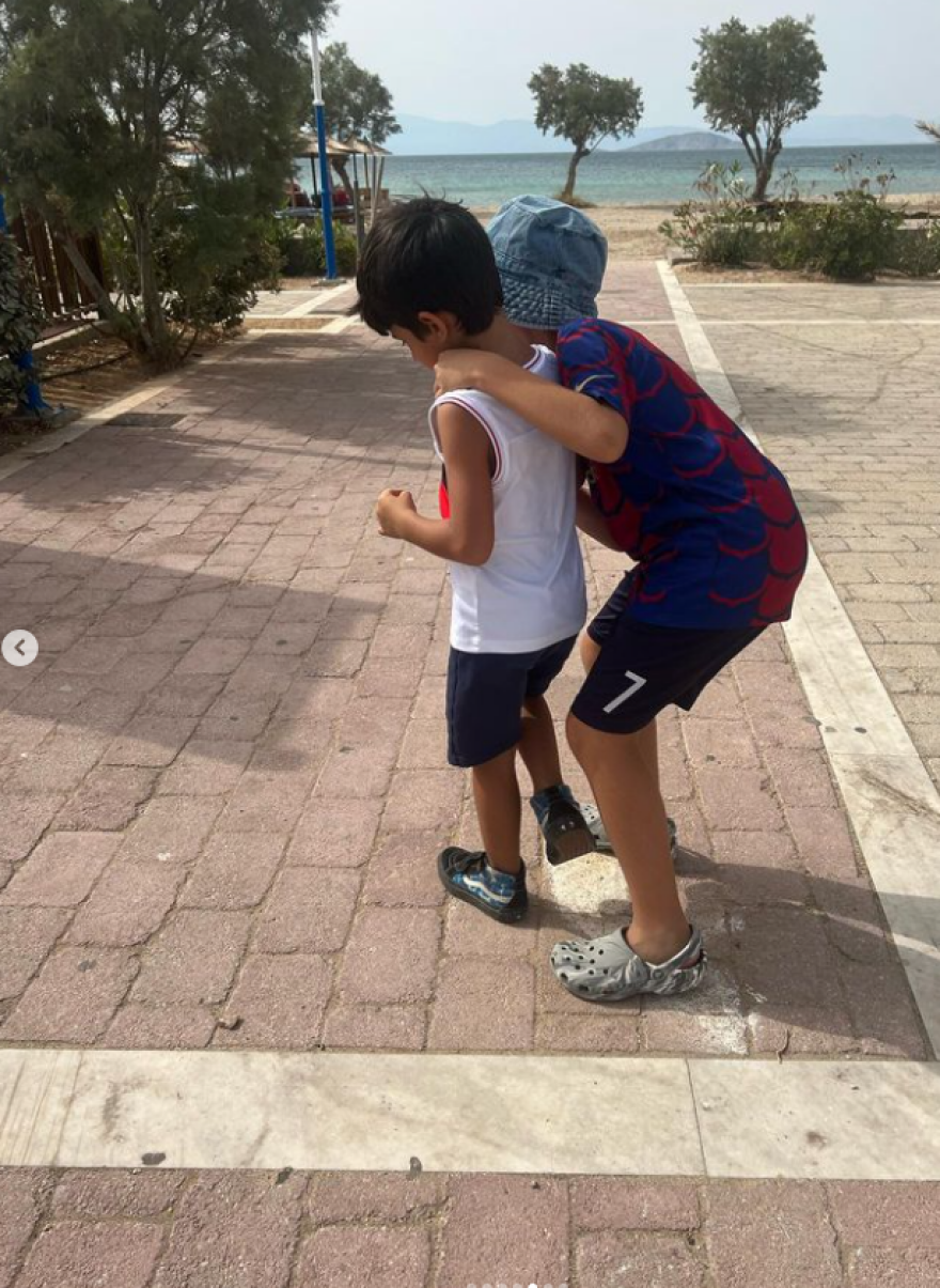 Κατερίνα Παπουτσάκη: Η selfie από την παραλία με κόκκινο μπικίνι