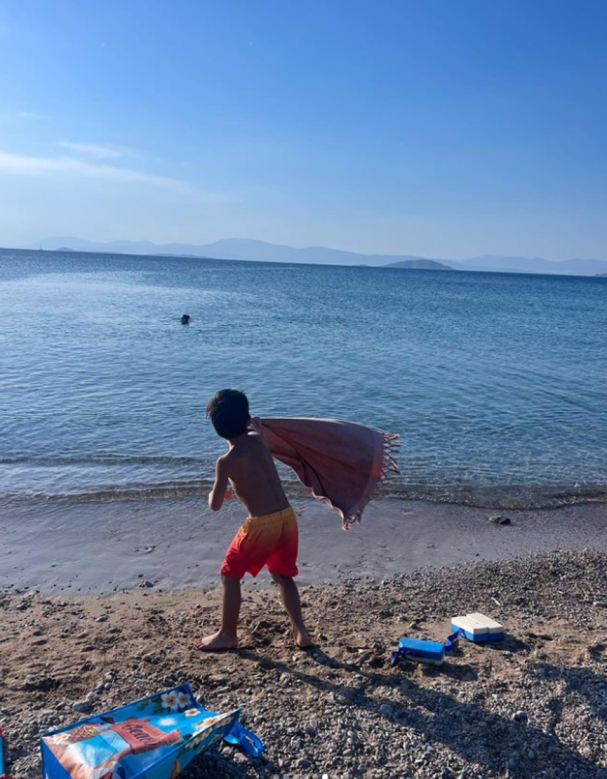 Κατερίνα Παπουτσάκη: Η selfie από την παραλία με κόκκινο μπικίνι