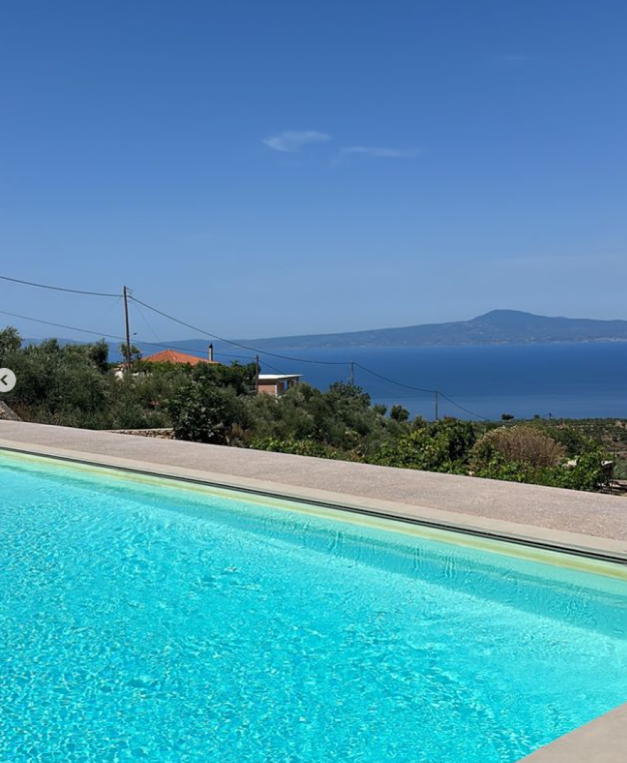 Δανάη Μπάρκα: Φωτογραφήθηκε με το μαγιό της 