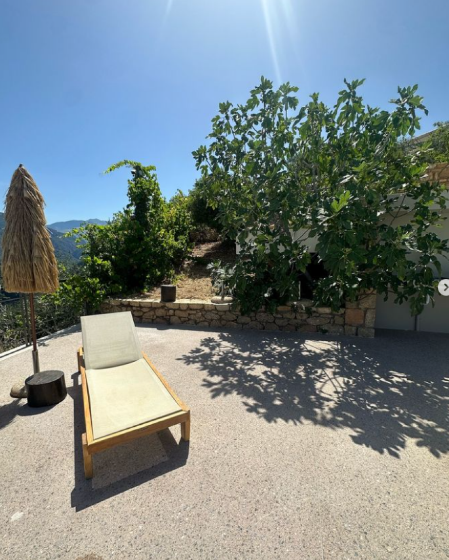 Δανάη Μπάρκα: Φωτογραφήθηκε με το μαγιό της 