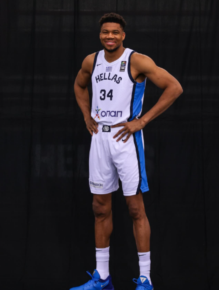 Γιάννης Αντετοκούνμπο: Αποκάλυψε τη νέα εμφάνιση της Εθνικής -  To «ΟΛΟΙ ΜΑΖΙ» γραμμένο στη φανέλα - Φωτογραφίες 