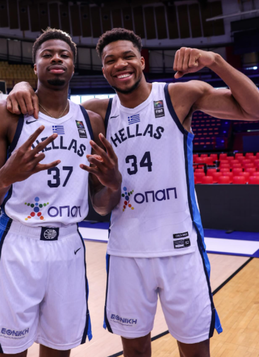 Γιάννης Αντετοκούνμπο: Αποκάλυψε τη νέα εμφάνιση της Εθνικής -  To «ΟΛΟΙ ΜΑΖΙ» γραμμένο στη φανέλα - Φωτογραφίες 