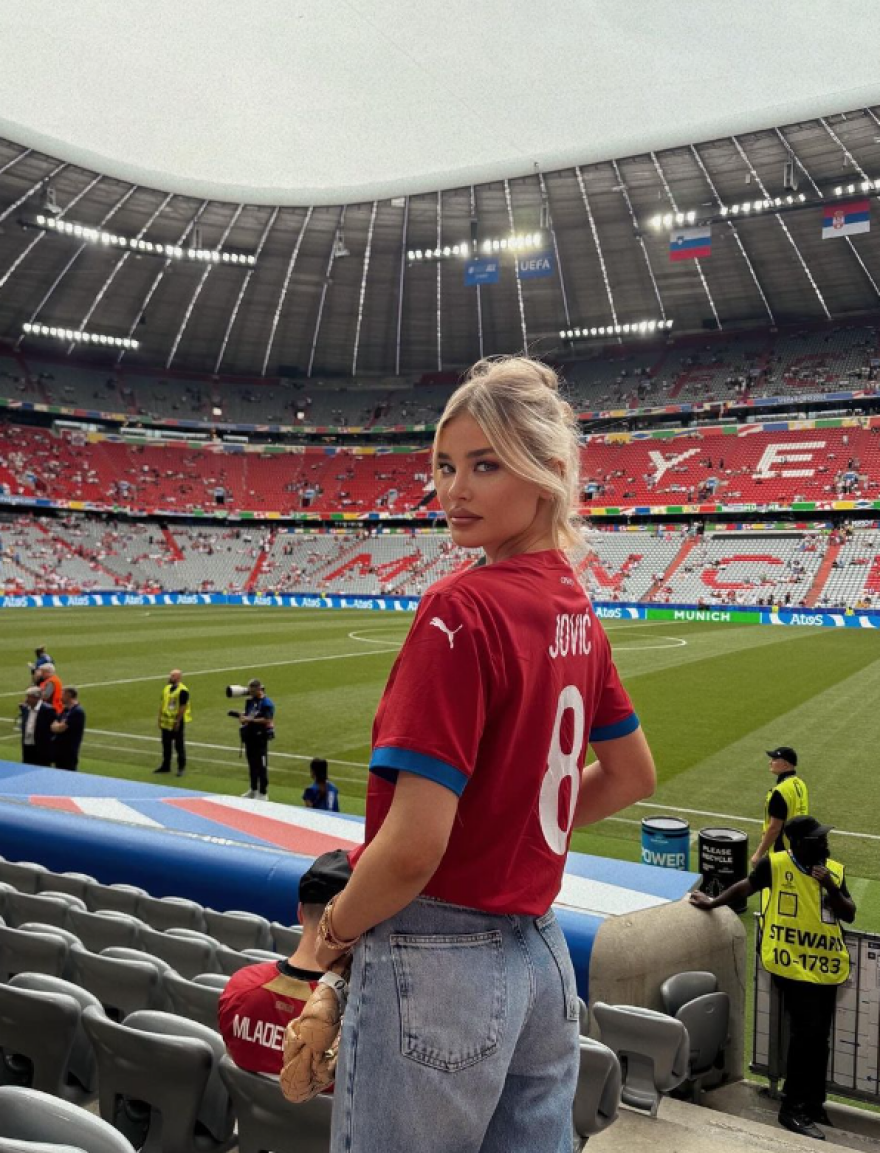 Euro 2024: Ο Γιόβιτς έκλεψε τον βαθμό από τη Σλοβενία και η σύντροφός του την παράσταση στην εξέδρα - Φωτογραφίες