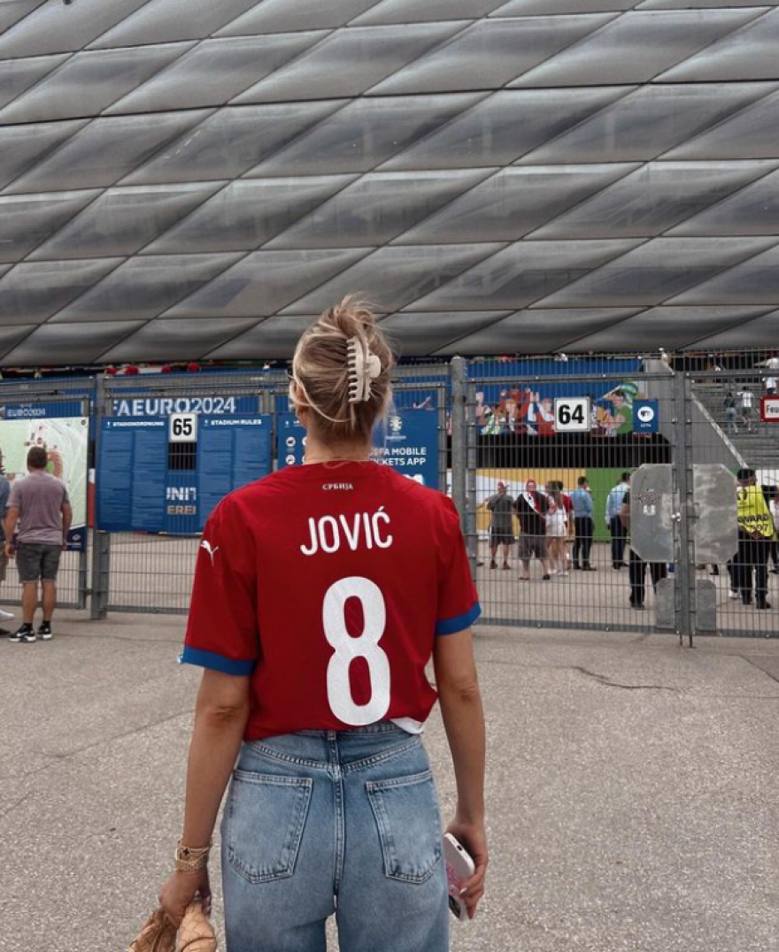 Euro 2024: Ο Γιόβιτς έκλεψε τον βαθμό από τη Σλοβενία και η σύντροφός του την παράσταση στην εξέδρα - Φωτογραφίες