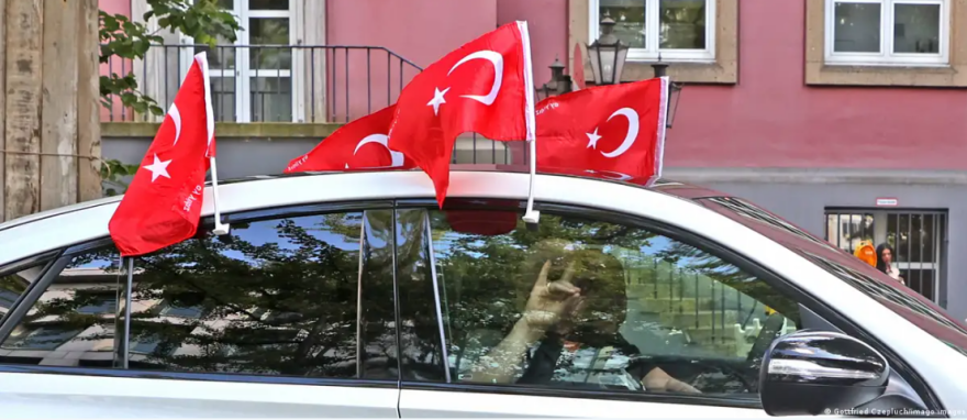 Deutsche Welle: Οι Γκρίζοι Λύκοι παίζουν μπάλα στη Γερμανία