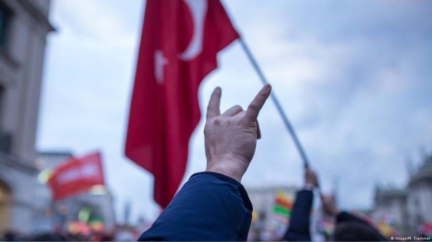 Deutsche Welle: Οι Γκρίζοι Λύκοι παίζουν μπάλα στη Γερμανία