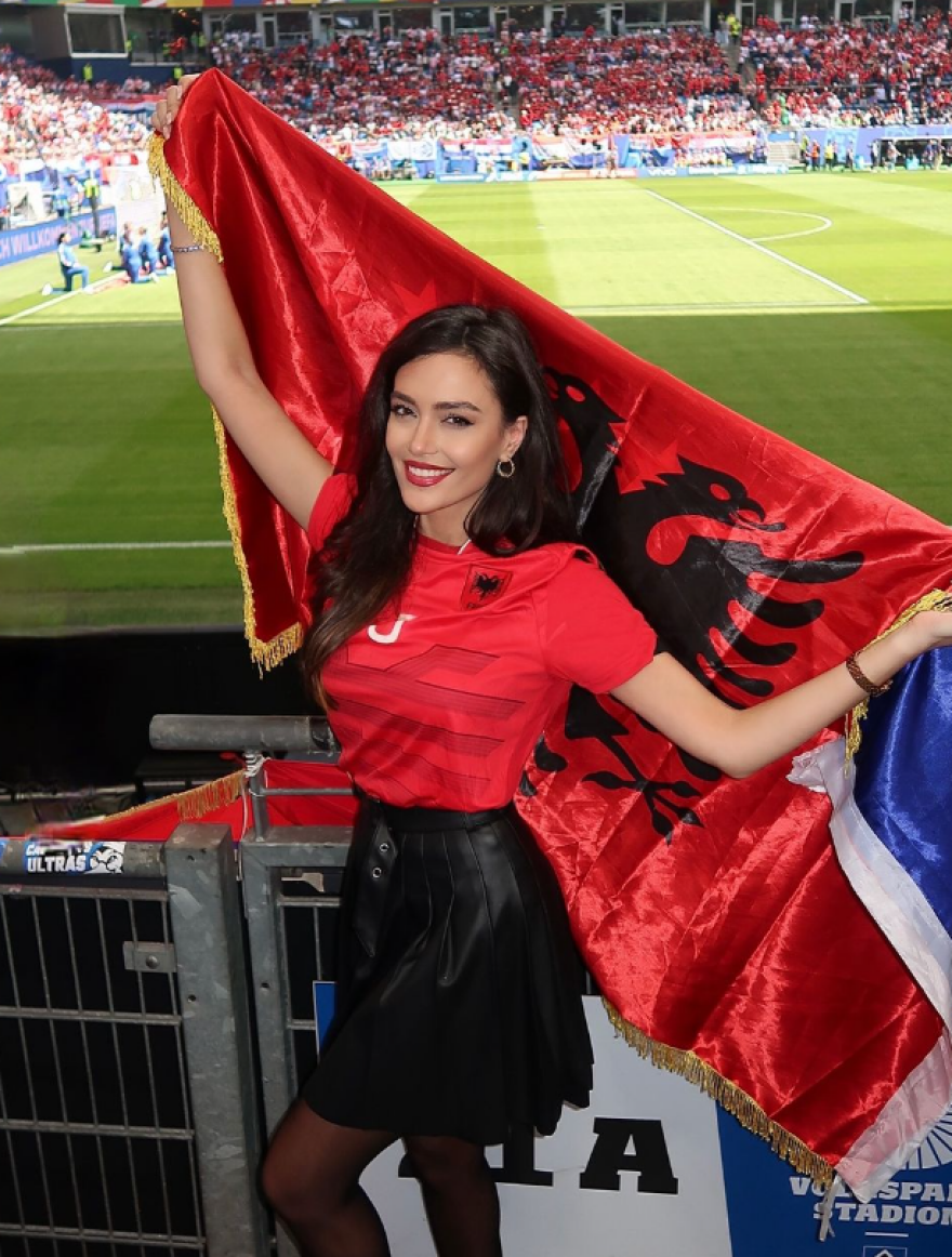Euro 2024: Η Αλβανίδα παρουσιάστρια Εύα Μουράτι δίπλα στους παίκτες της χώρας της στα γήπεδα της Γερμανίας - Φωτογραφίες 