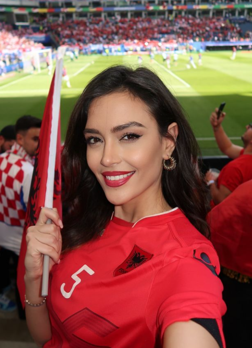 Euro 2024: Η Αλβανίδα παρουσιάστρια Εύα Μουράτι δίπλα στους παίκτες της χώρας της στα γήπεδα της Γερμανίας - Φωτογραφίες 